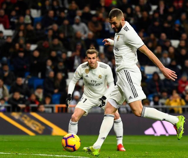 皇马中场策动进攻，战术变化获得成功(皇马中场转会)