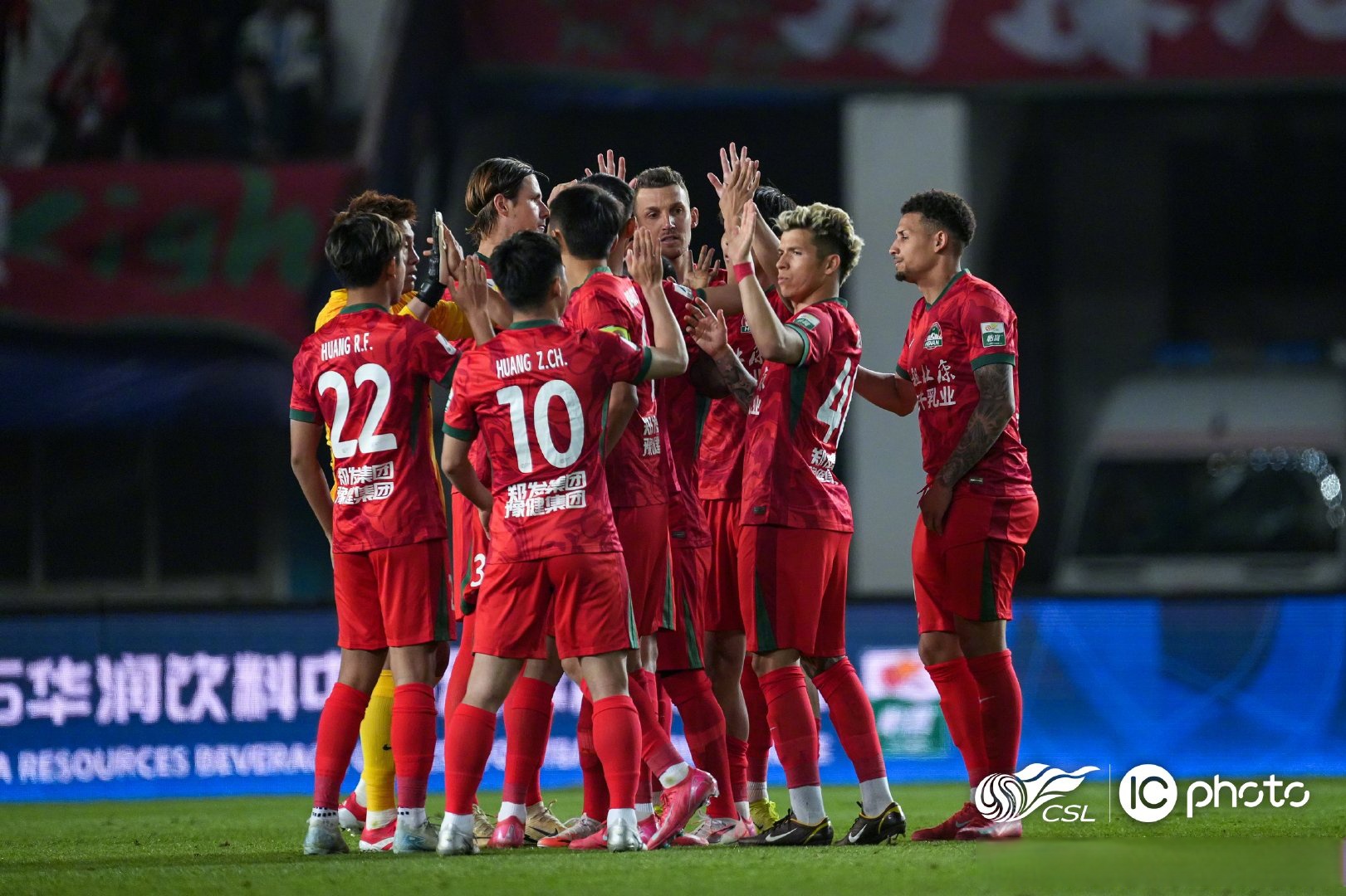 足球联赛新赛季开启，球队兢兢业业备战的简单介绍