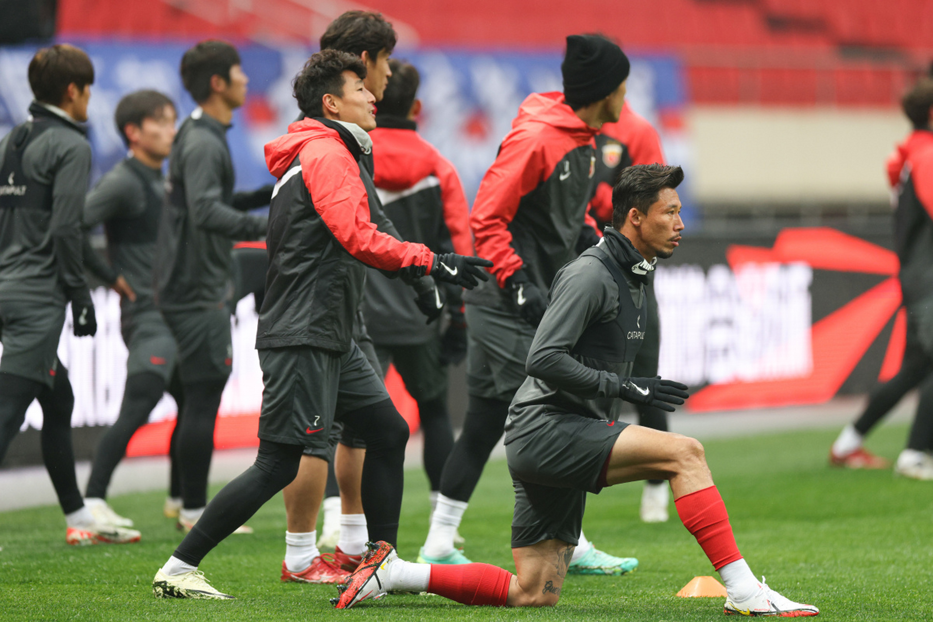 足球联赛新赛季开启，球队兢兢业业备战的简单介绍